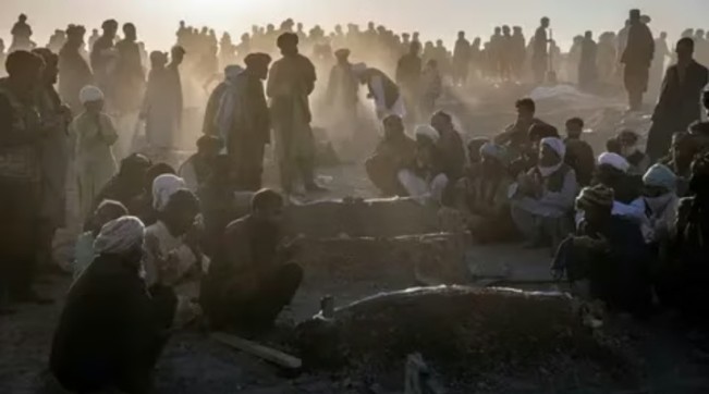 Sejumlah warga mengevakuasi korban gempa Afghanistan yang terjadi Minggu malam (31/8/2025). [Tangkapan Layar]